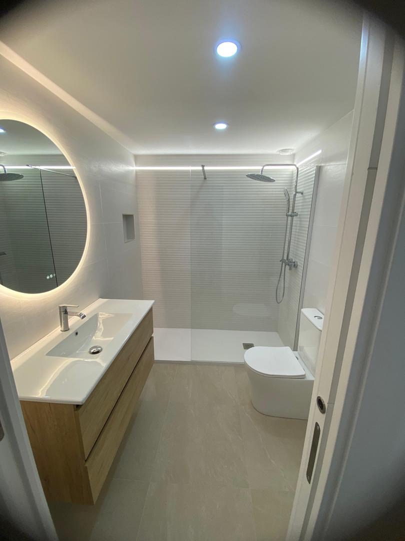 Baño completo con espejo LED, mueble suspendido, ducha con columna y WC