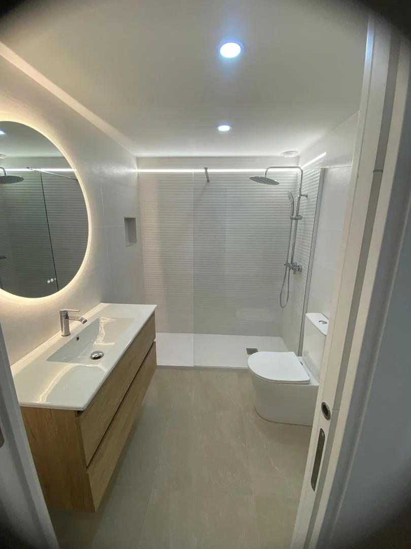 Baño completo con espejo LED, mueble suspendido, ducha con columna y WC