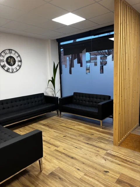 Salón reformado con suelo de madera, terraza y mueble de TV