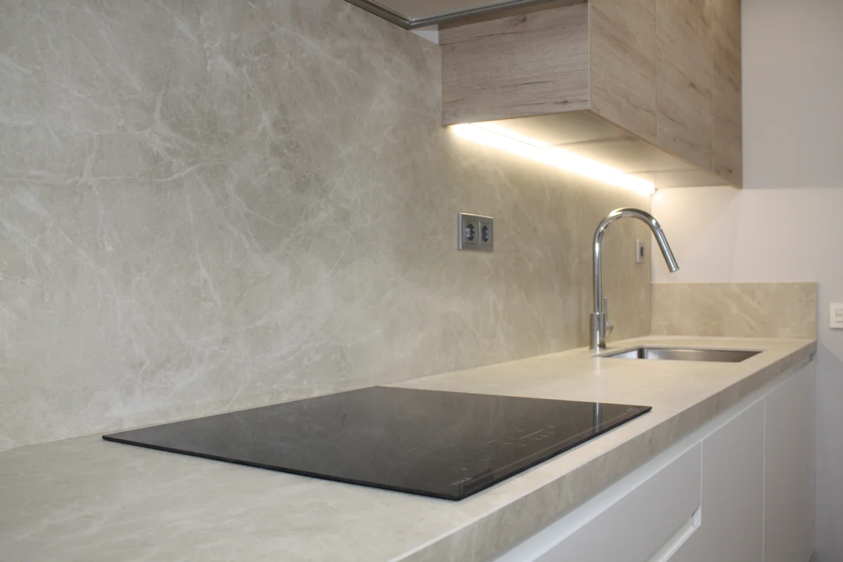 Encimera de cocina con placa de inducción, frente porcelánico y fregadero integrado