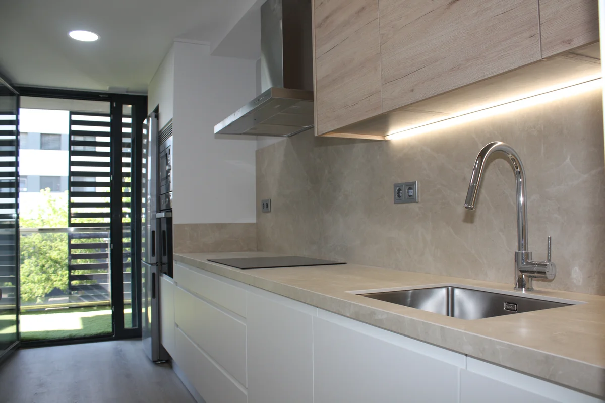 Reforma integral de vivienda en Sabadell con cocina lineal blanca, iluminación LED y acabados de calidad